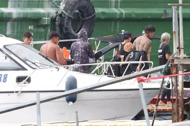 陳奕迅陪老婆出海玩快艇,徐濠縈曬iPad平板胸和健康黑膚色!