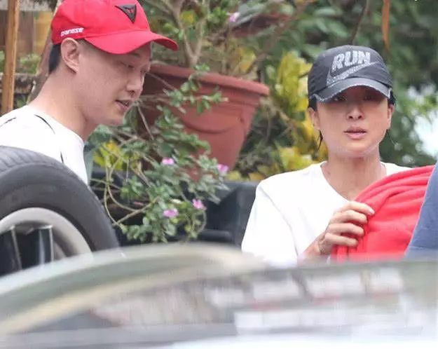 陳奕迅陪老婆出海玩快艇,徐濠縈曬iPad平板胸和健康黑膚色!