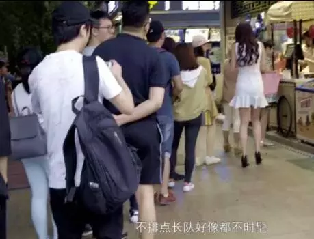 富家女插隊被大蔥暴打,大媽怒懟:有馬皮不要臉皮~