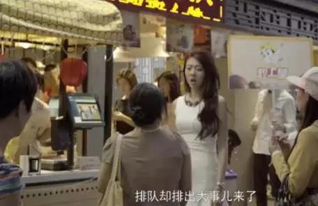 富家女插隊被大蔥暴打,大媽怒懟:有馬皮不要臉皮~