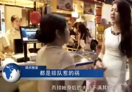 富家女插隊被大蔥暴打,大媽怒懟:有馬皮不要臉皮~