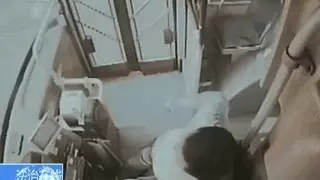 歹徒持刀挾持了公交車女司機,沒想到車上有一位特殊乘客!