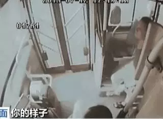 歹徒持刀挾持了公交車女司機,沒想到車上有一位特殊乘客!