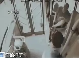 歹徒持刀挾持了公交車女司機,沒想到車上有一位特殊乘客!
