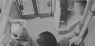 歹徒持刀挾持了公交車女司機,沒想到車上有一位特殊乘客!