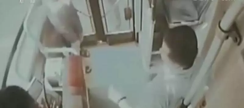 歹徒持刀挾持了公交車女司機,沒想到車上有一位特殊乘客!