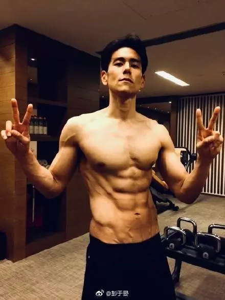 娛樂Ent彭太太心都碎了!彭於晏蓄鬍西裝筆挺「宣布大事」!