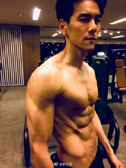 娛樂Ent彭太太心都碎了!彭於晏蓄鬍西裝筆挺「宣布大事」!
