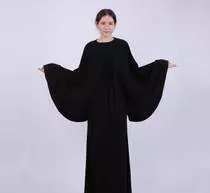 著名馬來女商社交網站貼出泳裝照引非議~ -