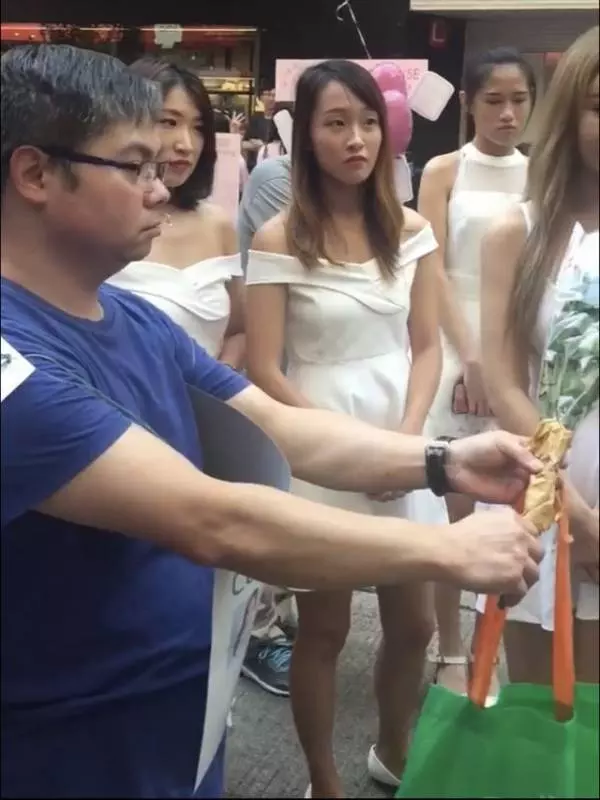 中年大叔當街示愛17處女小模 慘被狠酸「豪宅跑車先拿來啦」 -