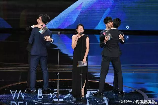 台灣金鐘獎女明星在台上被四個小鮮肉伺候 享受皇太后的待遇