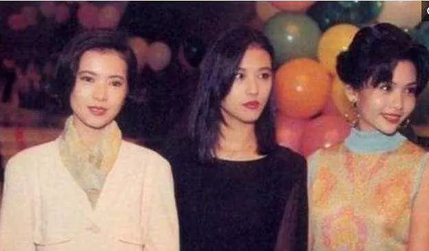 終於明白為何女星都不願意和邱淑貞合影 ,連周海媚鞏俐都沒占優勢