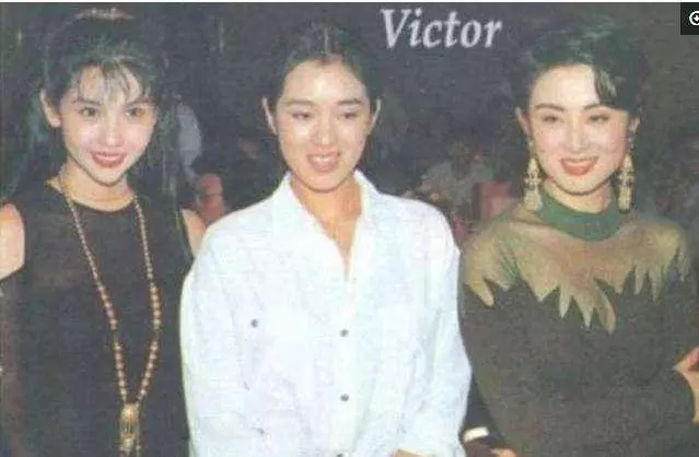 終於明白為何女星都不願意和邱淑貞合影 ,連周海媚鞏俐都沒占優勢