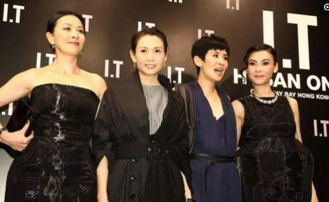 終於明白為何女星都不願意和邱淑貞合影 ,連周海媚鞏俐都沒占優勢