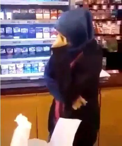 (有視頻)【氣結傻眼】穆斯林女店員走火入魔,死都不肯碰酒瓶,呆等結帳的顧客氣到大罵:蠢!!