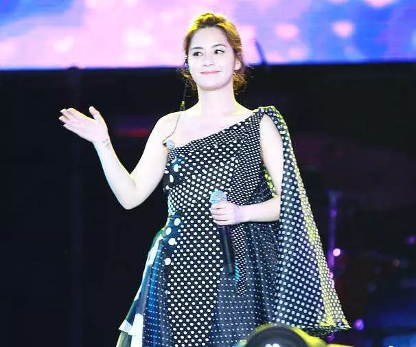 阿嬌婚後首次開唱!身材卻是「胖若兩人」,網友:我以為是張惠妹