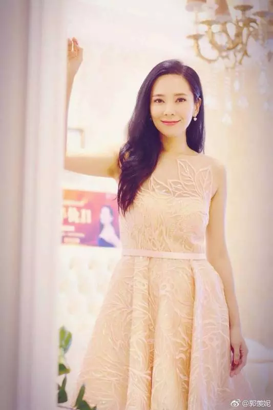 郭羨妮曬全家福慶結婚七周年,44歲的港姐依舊美若天仙