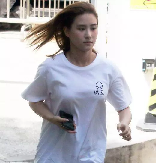 真富家千金澳門賭王2女兒素裝出行,去菜市場買魚買菜接地氣