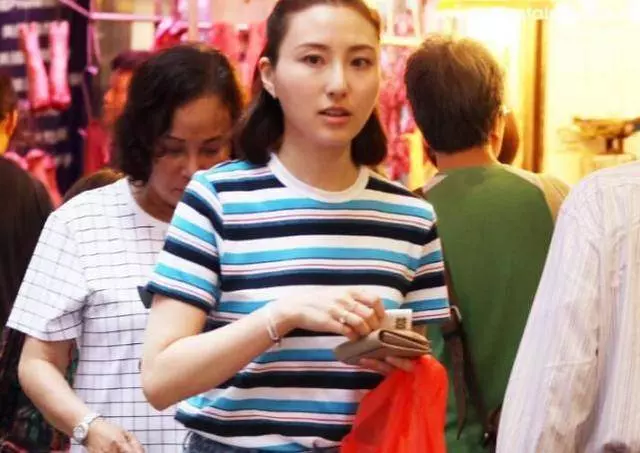 真富家千金澳門賭王2女兒素裝出行,去菜市場買魚買菜接地氣