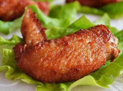 用南乳炸雞翅、炸豬肉,又脆又香,超贊!包你多吃兩碗飯!