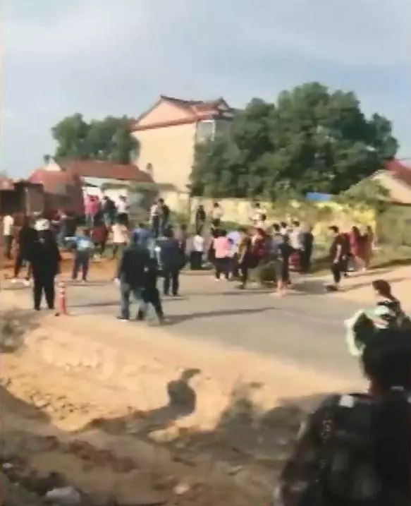 送父出殯遇死劫!7人回家路上遭大貨車衝撞,活埋4人身亡