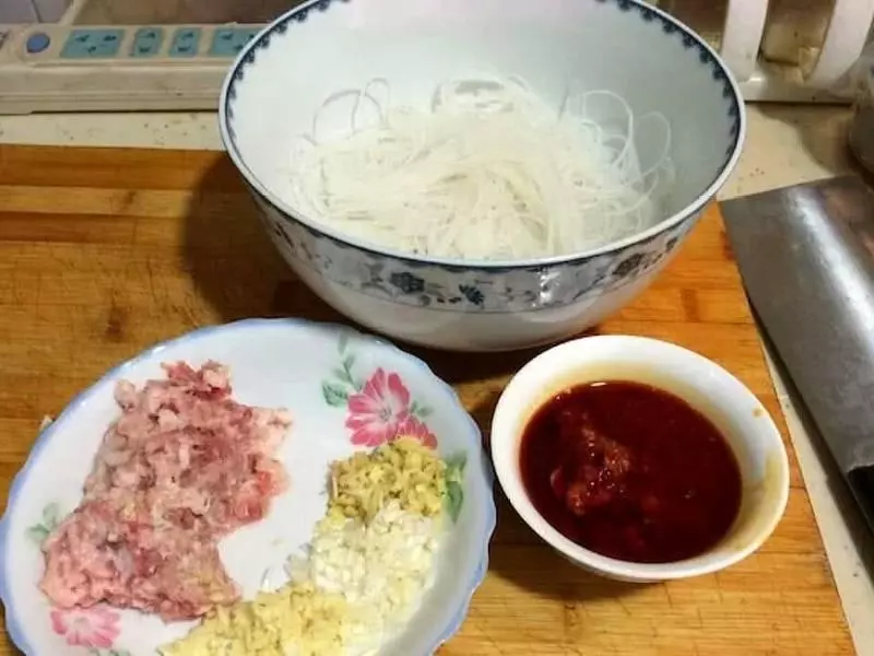 炒螞蟻上樹時,粉絲下鍋前多做「這一步」,粉絲入味滑口,不粘鍋