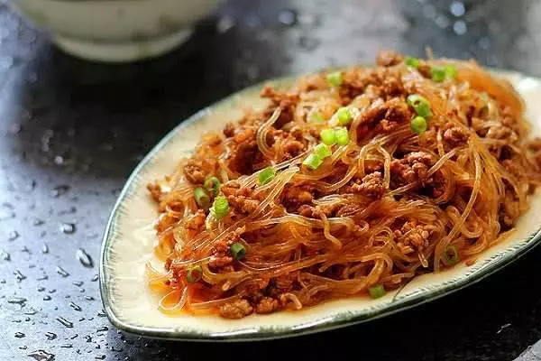 炒螞蟻上樹時,粉絲下鍋前多做「這一步」,粉絲入味滑口,不粘鍋