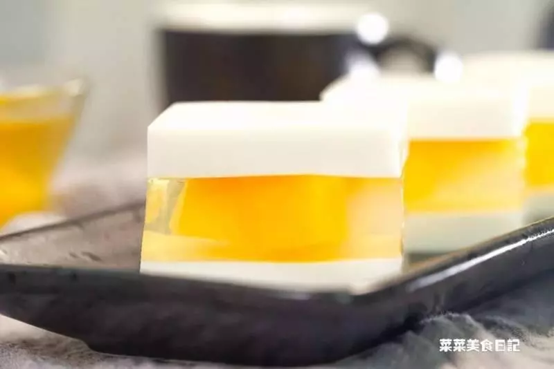 【芒果椰奶燕菜】 & 【香芒夾心椰汁糕】有著椰子天然的醇香,芒果的香甜,絕對是最棒的甜品哦!