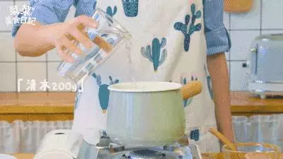 【芒果椰奶燕菜】 & 【香芒夾心椰汁糕】有著椰子天然的醇香,芒果的香甜,絕對是最棒的甜品哦!