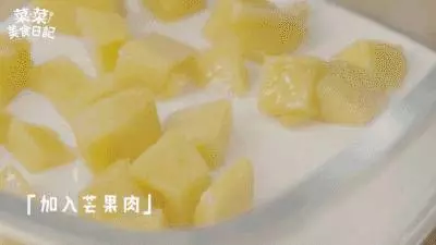 【芒果椰奶燕菜】 & 【香芒夾心椰汁糕】有著椰子天然的醇香,芒果的香甜,絕對是最棒的甜品哦!