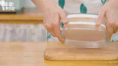 【芒果椰奶燕菜】 & 【香芒夾心椰汁糕】有著椰子天然的醇香,芒果的香甜,絕對是最棒的甜品哦!