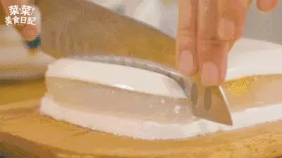 【芒果椰奶燕菜】 & 【香芒夾心椰汁糕】有著椰子天然的醇香,芒果的香甜,絕對是最棒的甜品哦!