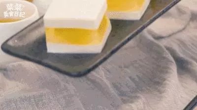 【芒果椰奶燕菜】 & 【香芒夾心椰汁糕】有著椰子天然的醇香,芒果的香甜,絕對是最棒的甜品哦!