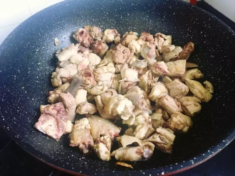 它和雞肉最配,燉雞湯時加點它,鮮香味美營養好,我家1周燉2回