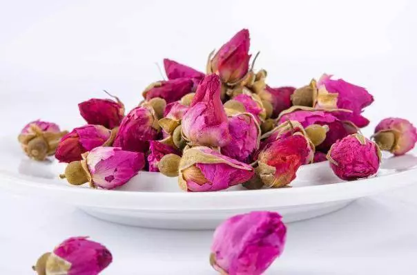 常喝玫瑰花茶對身體好,有4大功效和作用,喝玫瑰花茶有什麼禁忌