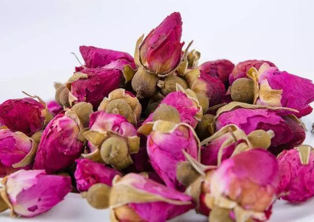 常喝玫瑰花茶對身體好,有4大功效和作用,喝玫瑰花茶有什麼禁忌