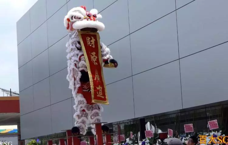 保時捷新廠開幕!提琴演奏家「中門大開脾氣差」網友羨慕瘋求神:視聽覺雙享受(影