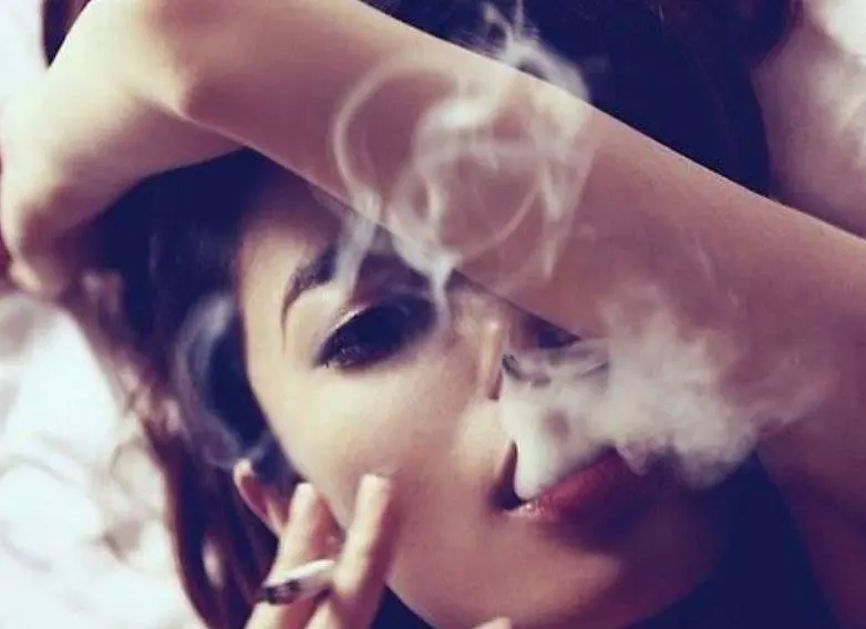 影/她把20年老菸槍的肺跟健康的肺接上呼吸管,驚悚結果把人徹底嚇尿..