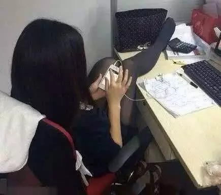 自從公司新來的女同事這樣坐我旁邊,我已經無心上班了 - ---