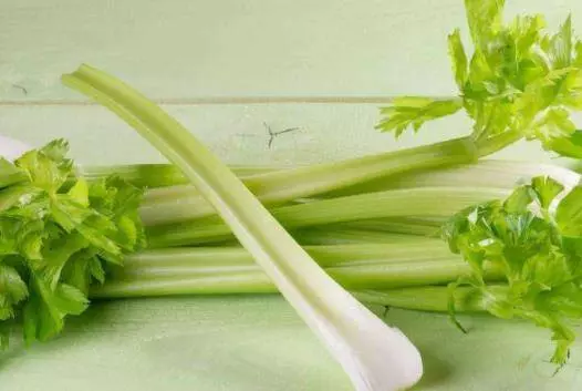 給你提個醒:【炒芹菜】不能放此物,吃了沒病也會容易生病,別怪我沒早告訴你