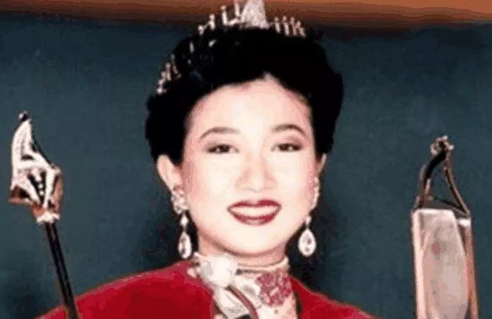 45歲吳綺莉復工曬美照,一襲紅裙太驚艷,網友:不愧是選美冠軍
