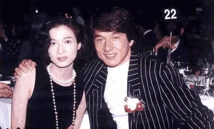 45歲吳綺莉復工曬美照,一襲紅裙太驚艷,網友:不愧是選美冠軍