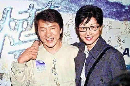 45歲吳綺莉復工曬美照,一襲紅裙太驚艷,網友:不愧是選美冠軍