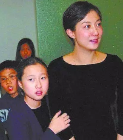 45歲吳綺莉復工曬美照,一襲紅裙太驚艷,網友:不愧是選美冠軍