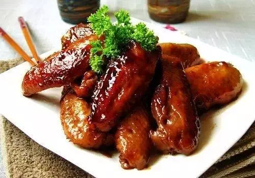 雞翅別再紅燒,煎完後刷上醬,香辣美味,嘗一口就停不下筷子