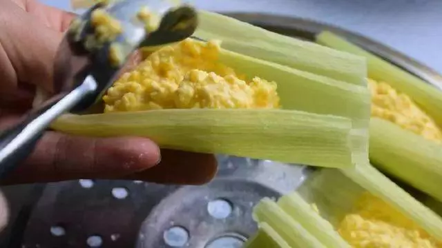 新鮮玉米加糖這樣做,簡單蒸一蒸,又甜又糯,比煮玉米好吃多了