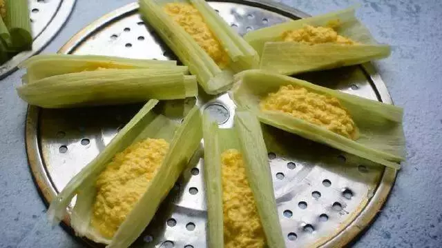 新鮮玉米加糖這樣做,簡單蒸一蒸,又甜又糯,比煮玉米好吃多了