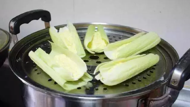 新鮮玉米加糖這樣做,簡單蒸一蒸,又甜又糯,比煮玉米好吃多了