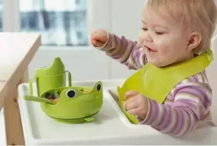 家長注意!千萬別追著給孩子餵飯了,育兒專家:危害超出你的想像!
