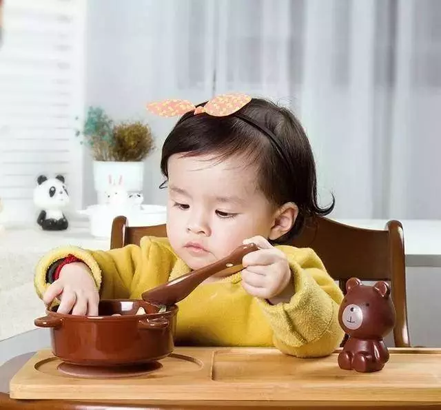 家長注意!千萬別追著給孩子餵飯了,育兒專家:危害超出你的想像!